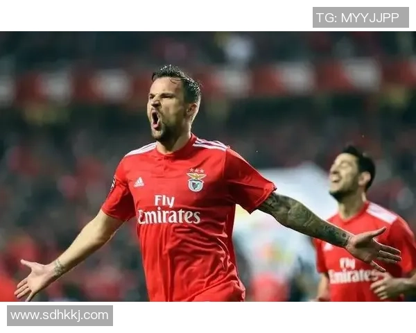 世界杯精彩对决本菲卡与那不勒斯激战成平局数据分析揭示比赛亮点与反转瞬间