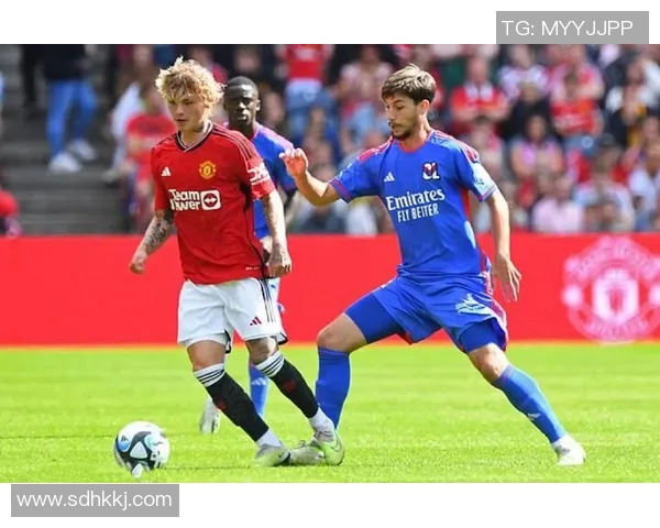 友谊赛精彩对决:里昂与巴黎圣日耳曼战成平局帽子戏法引发全场热潮 友谊赛精彩对决:里昂与巴黎圣日耳曼战成平局帽子戏法引发全场热潮